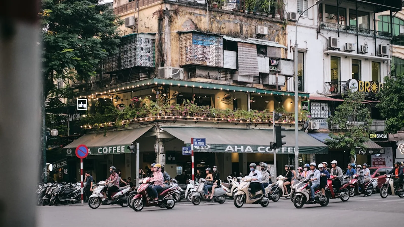 Du khách nữ đi Sài Gòn