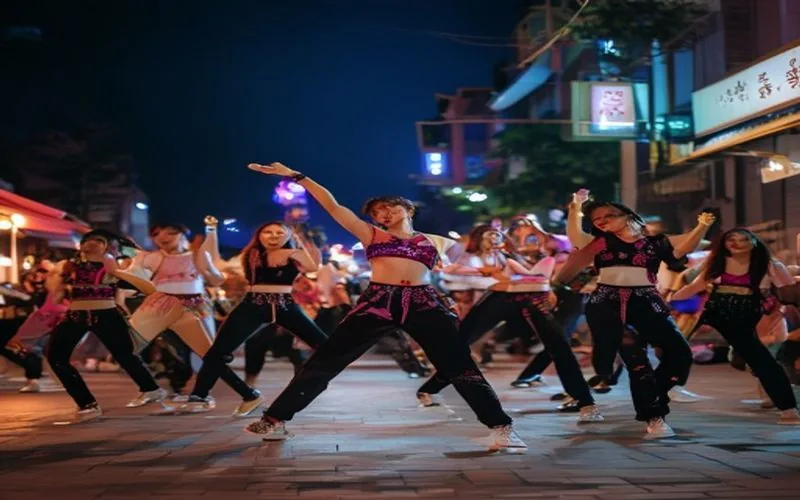 Phố đi bộ Nguyễn Huệ — 2