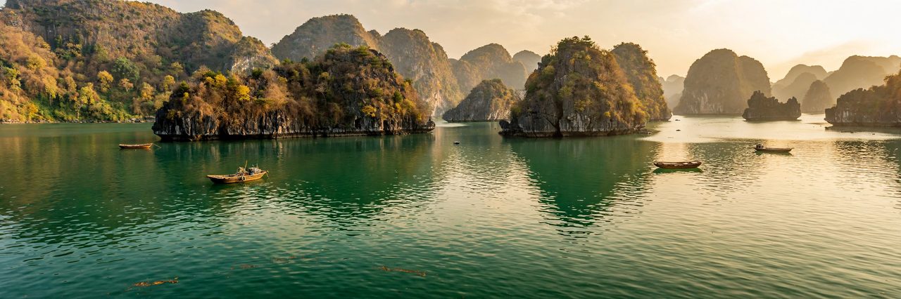 Vịnh biển Cát Bà với núi đá vôi và thuyền đánh cá